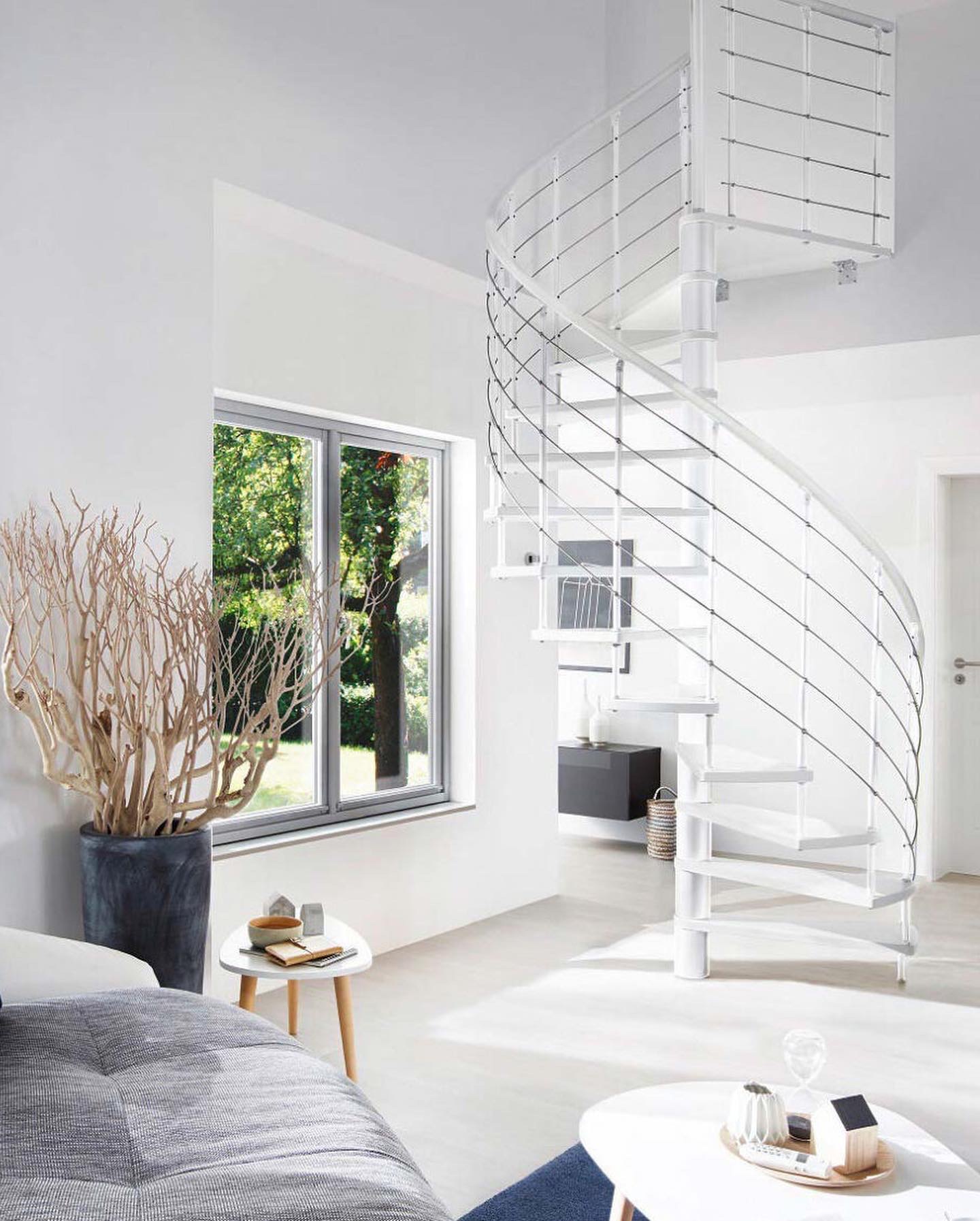 Valkoiset kierreportaat